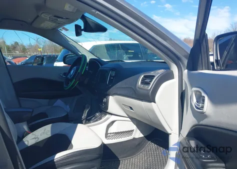 2019 Jeep Compass Latitude 4X4 z USA, uszkodzony, nr VIN 3C4NJDBB4KT786870